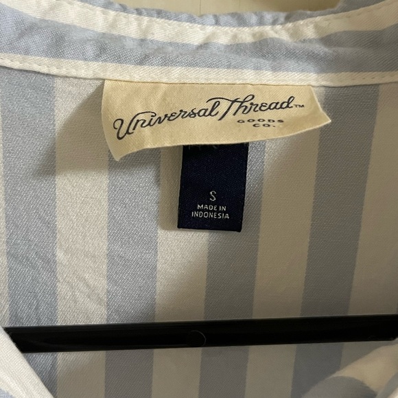 (✨ 3 for $15) Striped short sleeve button up shirt - Picture 3 of 5